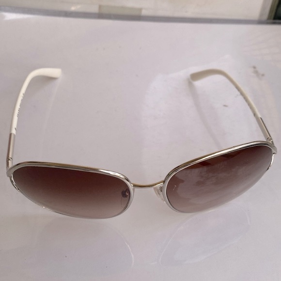 Prada vintage sunglasses 😎 with case made in Italy white temples silver frame - Picture 3 of 16
